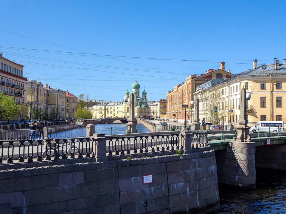 Жилые дома на набережной канала в Петербурге