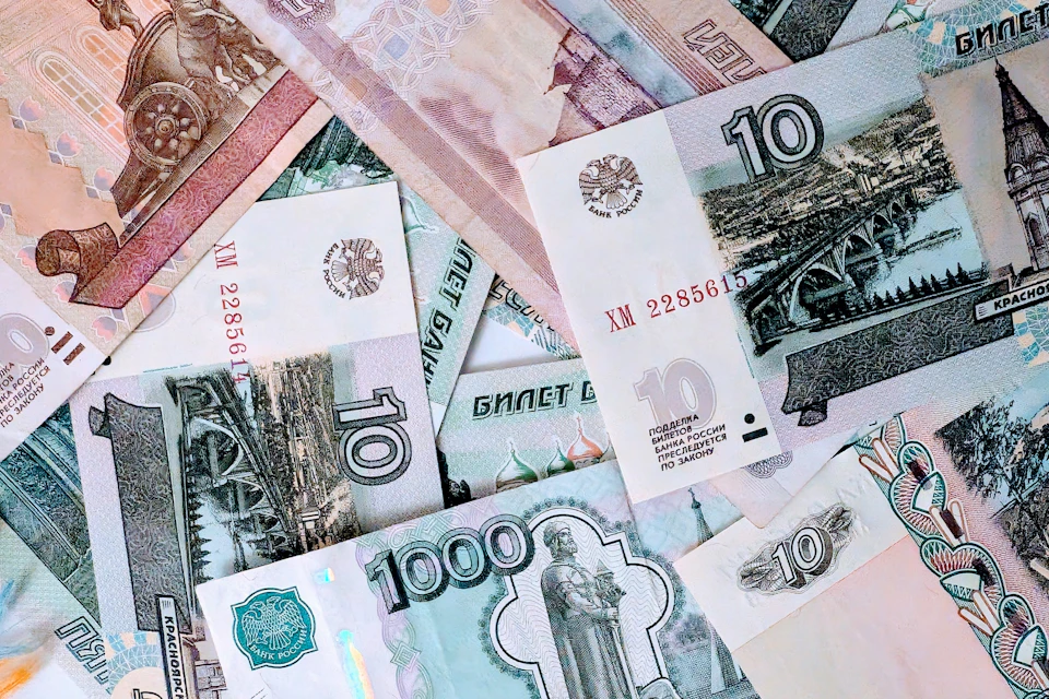 Российские банкноты номиналом 10 и 1000 рублей